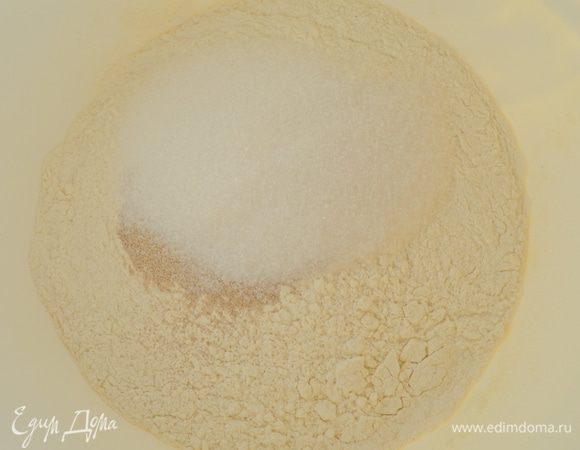 добавить в муку сахар, дрожжи, соль и перемешать. 
