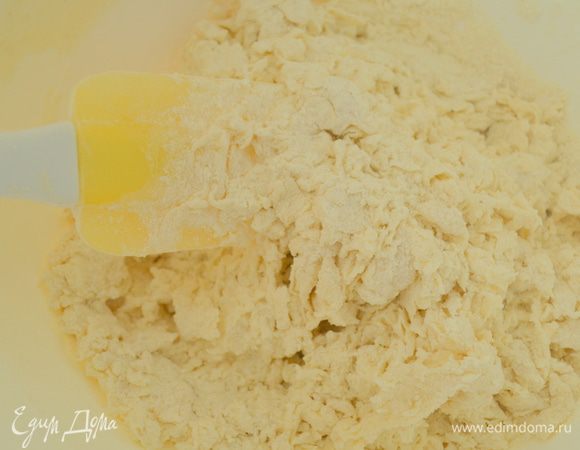 добавляем теплое молоко и все размешиваем. 