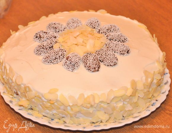 Желатин замочить в холодном кофе и, когда он набухнет, развести на водяной бане, затем, охладить. Сливки взбить с сахаром и, постоянно помешивая, влить кофе тонкой струйкой. Крем поставить в холодильник ненадолго.

Коржи пропитать кофе, выложить друг на друга, соединив полу-застывшим кремом.

Сверху торт покрыть белыми взбитыми сливками, украсить.
