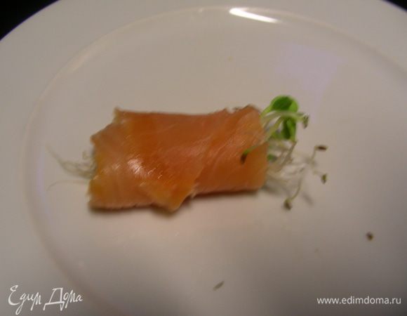 Закручиваем наш ролл. Ростки должны немного выходить с одной стороны ролла. Делаем то же самое со всеми остальными. При желании их можно скрепить зубочистками. До подачи ставим их в холодильник.
