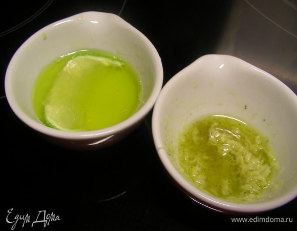 Для соусов. Имбирный: трем на мелкой терке имбирь и смешиваем его с 3 ст.л. оливкового масла, солим, перчим по вкусу. Количество имбиря надо все же смотреть по вкусу. Лаймовый соус: сок лайма соединяем с 2 ст.л. оливкового масла, солим, перчим. 
