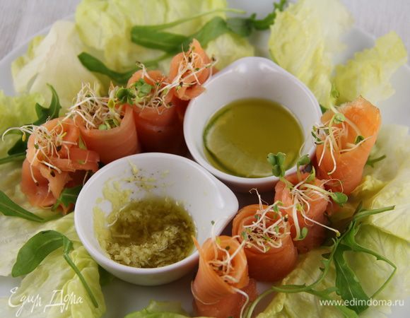 Варианты подачи могут быть разные. 1. Как сделала я: на тарелке разложила листья салата, в центре - соусы, вокруг них - роллы из лосося. И еще несколько маленьких ложечек, чтобы соус наливать. Кушали мы следующим образом: берем ролл, выкладываем его на лист салата, сверху капаем немного соуса. 2. Можно роллы положить на небольшие кусочки хлеба - круглые или квадратные и составить из них тарелку, в центр поставить соусы. Их тоже так будет удобно брать. 3. Сейчас существует много вариантов посуды для аперитивов и закусок. Хорошо подойдут какие-нибудь маленькие тарелочки или ложки. В зависимости от размера в них можно положить один или несколько роллов. А вообще кто как придумает, это творческий процесс)) Приятного аппетита)
