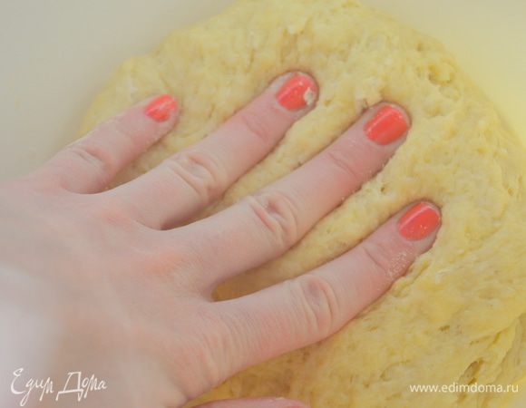 замесить тесто, достаточно мягкое. 