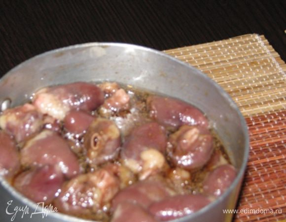 Сердечки промыть, отделить от плёнок. Подготовить маринад - в глубокий ковшик влить соевый соус, добавить к нему молотый имбирь, мёд, бальзамический уксус и подсолнечное масло. Всё хорошо перемешать, прогреть на слабом огне до полного растворения мёда. Сердечки замариновать в соусе на 40-60 минут.