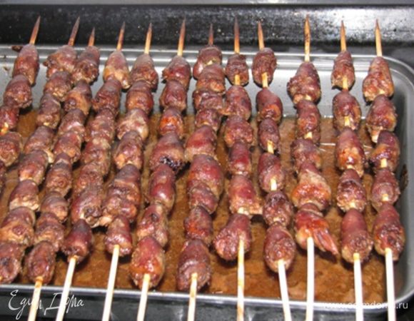 Духовку разогреть до 180°C. Запекать сердечки 40-50 минут. За 5 минут до окончания запекания можно включить функцию "гриль" и слегка поджарить наши сердечки, чтобы придать им золотистый аппетитный вид. Приятного аппетита!!!