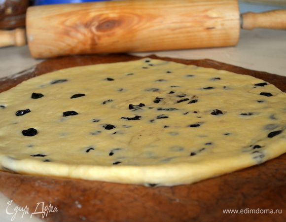 раскатать в лепешку толщиной 1 см, я сразу раскатала на коврике для выпечки. Перенести на противень. Если у Вас бумага, то ее надо смазать сливочным маслом. 