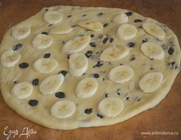 раскладываем кусочки по поверхности фокаччи, слегка вдавливая 