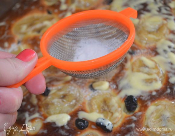 горячую фокаччу намазать оставшимся  мягким маслом и посыпать обильно сахарной пудрой и еще выпекать примерно 3-5 минут. 