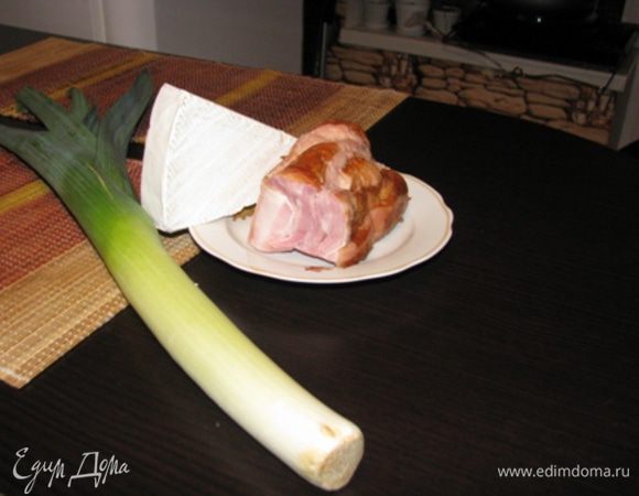 Лук порей порезать колечками, бекон и сыр бри - кубиками. Лук порей с беконом обжарить на подсолнечном масле до золотистой корочки. 