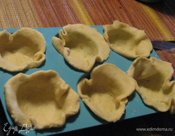 Муку подсолить, добавить сливочное масло комнатной температуры и вымесить тесто, постепенно добавляя воды. Готовое тесто раскатать как можно тоньше на рабочей поверхности, присыпанной мукой. Круглой формой для печенья вырезать круги нужного диаметра (у меня - 13 см). Несильно вдавить тестяные круги в углубления формы на дне, чтобы оно равномерно распределилось. Убрать в холодильник на 30 мин.