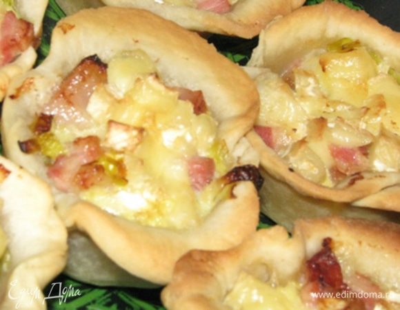 Духовку разогреть до 180°C. Поставить силиконовую форму на противень, запекать 25-30 мин. За несколько минут до окончания запекания можно включить функцию "гриль", чтобы тарталетки слегка подрумянились! Приятного аппетита!!! 