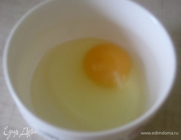 В мисочку в которой будем запекать вбить яйцо.
