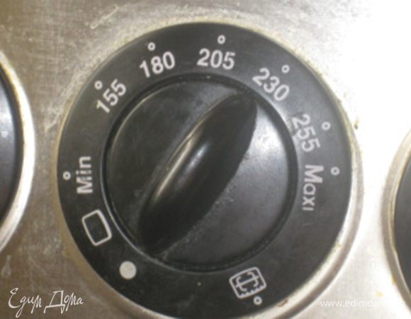 Разогреваем духовку до 200С.