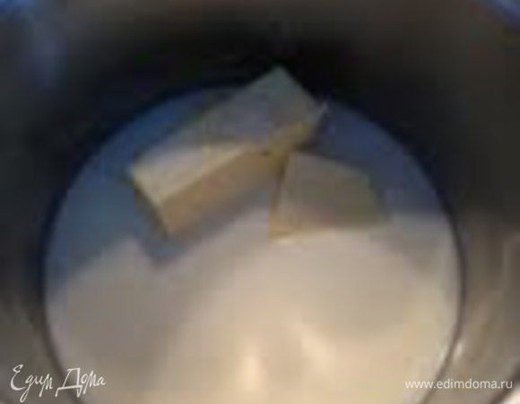 
Эклеры:

В кастрюльку сложить масло,залить молоком и водой,добавить соль,сахар,поставить на средний огонь.Помешивая довести до кипения.                   

