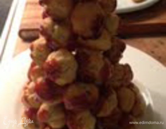 Сахар карамелизировать до янтарного цвета.Каждый эклер обмакнуть в карамель и прикрепить друг к другу,формируя пирамиду

