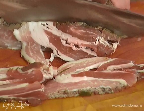 Сало нарезать тонкими ломтиками.