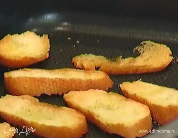 Чеснок почистить и натереть им готовые гренки.