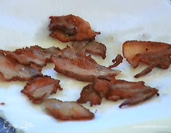 Разогреть в сковороде 1 ст. ложку оливкового масла и обжарить сало с двух сторон до золотистого цвета, затем выложить на бумажное полотенце, чтобы убрать излишки жира.