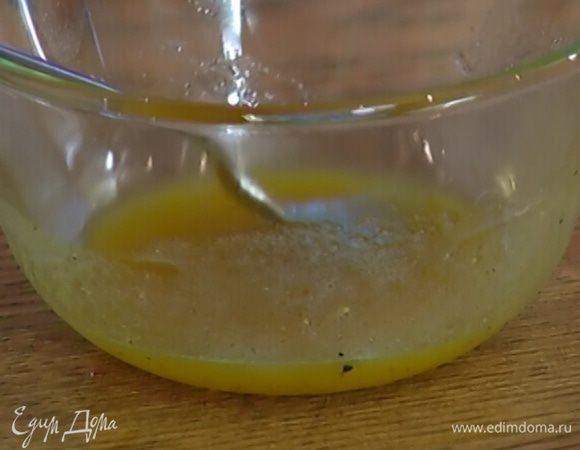 Приготовить заправку: соединить 2 ст. ложки оливкового масла и винный уксус, посолить, поперчить и перемешать.