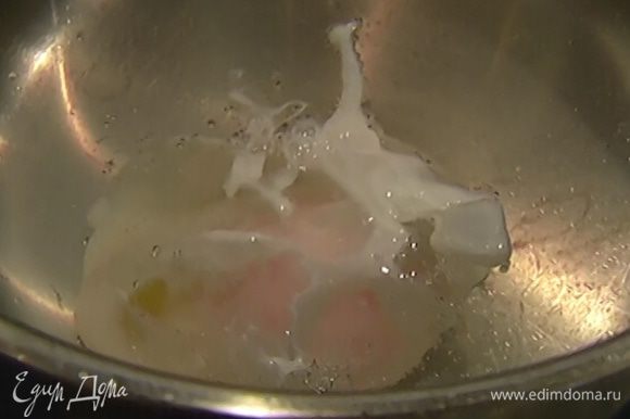 Приготовить яйцо-пашот: разбить яйцо в небольшую чашку; вскипятить 500 мл воды, добавить уксус белого вина, затем влить яйцо из чашки, убавить огонь и варить 1–2 минуты. Выложить яйцо на бумажное полотенце.