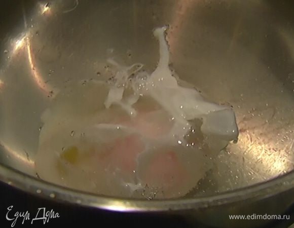 Приготовить яйцо-пашот: разбить яйцо в небольшую чашку; вскипятить 500 мл воды, добавить уксус белого вина, затем влить яйцо из чашки, убавить огонь и варить 1–2 минуты. Выложить яйцо на бумажное полотенце.