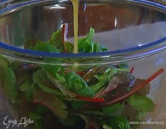 Салатные листья полить заправкой, перемешать и выложить в блюдо.