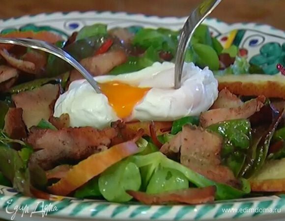 На листья салата поместить кусочки сала, гренки, сверху выложить яйцо пашот, слегка разломив его, чтобы желток потек, посолить и поперчить.