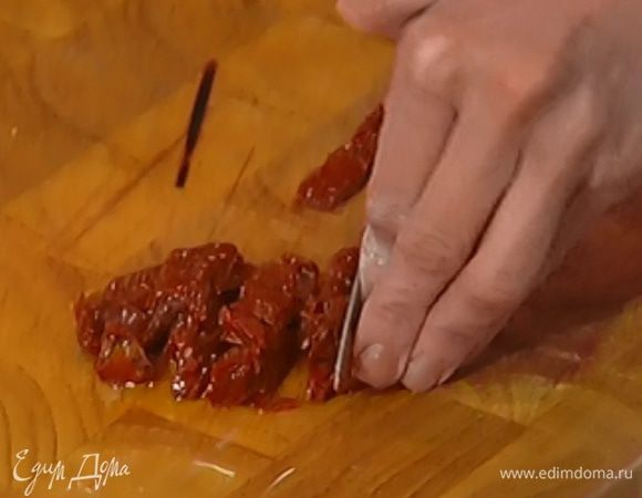 Вяленые помидоры порезать небольшими кусочками.