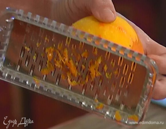 Цедру лайма и апельсина натереть на мелкой терке.