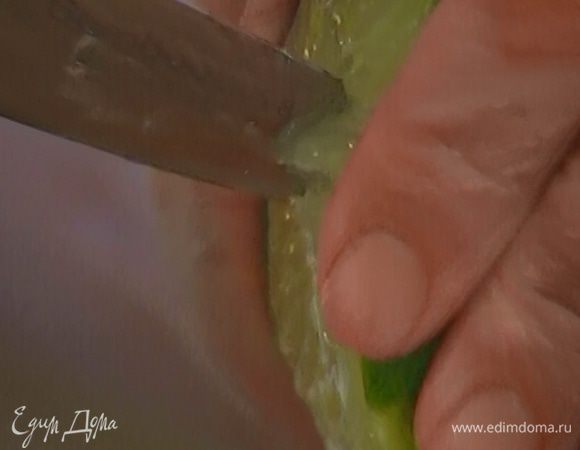 Из половинки лайма и половинки апельсина отжать сок, но не смешивать.