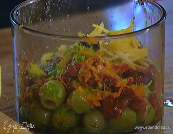 Приготовить соус: нарезанные помидоры соединить с оливками, листьями тимьяна (немного листьев оставить), цедрой апельсина, лимона и лайма, добавить измельченный перец чили, влить сок лайма, 1 ст. ложку апельсинового сока и 1 ст. ложку оливкового масла, посолить, поперчить и взбить все в блендере.