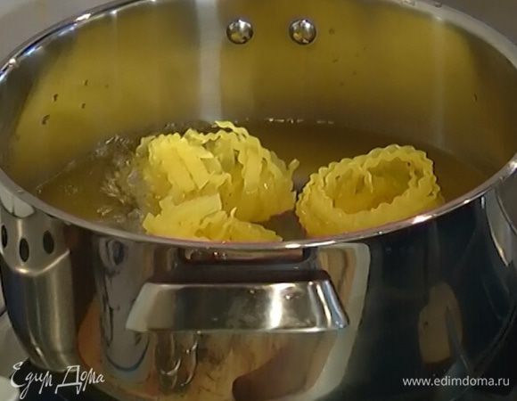 Тальятелле отваривать в подсоленной воде на пару минут меньше, чем указано на упаковке, затем воду слить и сохранить.