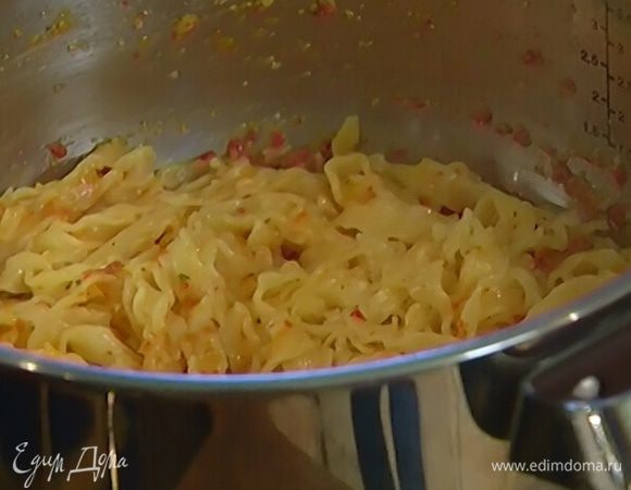 Добавить к макаронам 1 ст. ложку с горкой томатно-оливкового соуса, немного воды, в которой варились тальятелле, и перемешать.