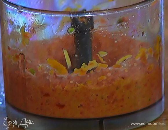 Оставшийся соус переложить в банку, влить сверху немного оливкового масла, закрыть крышкой и отправить в холодильник.