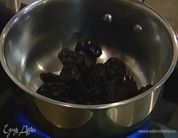 Чернослив выложить в небольшую кастрюлю, залить 200 мл воды и поместить на огонь.