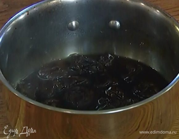 Всыпать 100 г коричневого сахара, перемешать, влить 50 мл виски, довести до кипения и варить 2–3 минуты.