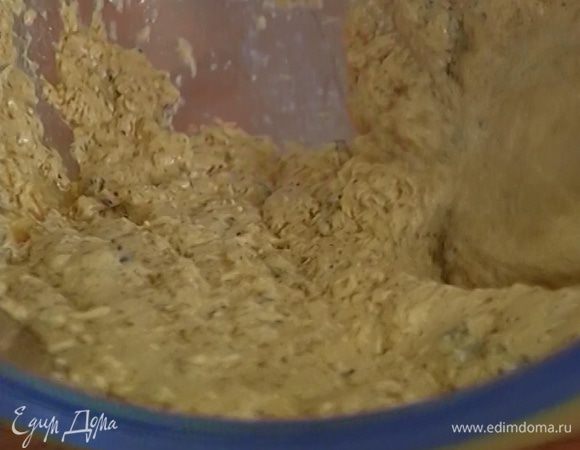 Приготовить тесто: к 100 г предварительно размягченного сливочного масла добавить мусковадо и оставшийся коричневый сахар, все растереть, а затем взбить миксером.