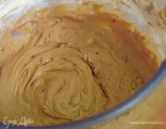 Всыпать немного муки с разрыхлителем, влить 1 ст. ложку сиропа, в котором варился чернослив, добавить еще муки и вымешать все венчиком.