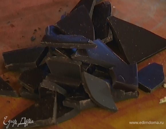 Шоколад поломать на небольшие кусочки и добавить в тесто.
