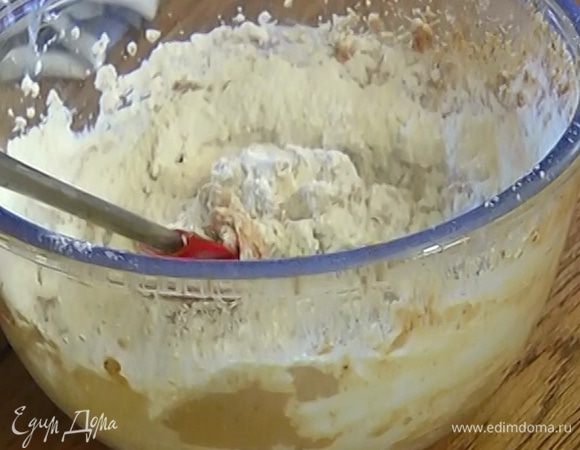 Ввести оставшуюся муку и еще раз все перемешать.