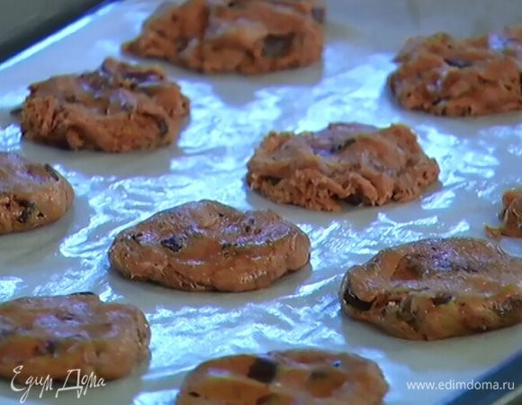 Противень выстелить бумагой для выпечки, смазать ее оставшимся сливочным маслом и ложкой выложить тесто в виде небольших лепешек на расстоянии 2 см друг от друга.