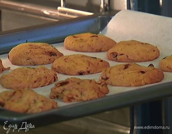 Выпекать печенье в разогретой духовке 10–12 минут.