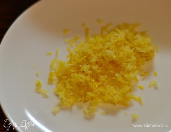 Натереть на терке пол лимона.