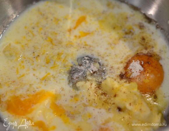 Смешать дрожжи с половиной нормой теплого молока и дать постоять минут 10. В емкости смешать яйца,цедру лимона,остальное молоко,масло,ваниль,соль,перемешать.К опаре добавить сахар, перемешать,затем добавить опару  в емкость со смешанными ингредиентами,всыпать просеянную муку и замесить пластичное,не липкое тесто.