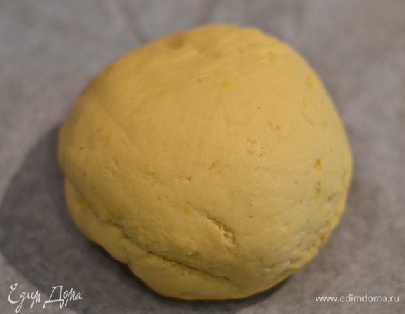 Отправить тесто в теплое место на минут 20, затем снова вымесить и снова оставить на минут 20, накрыв полотенцем.