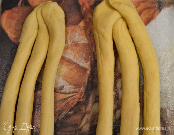 Скрутить в жгуты,разделить на 2 ,концы между собой склеить