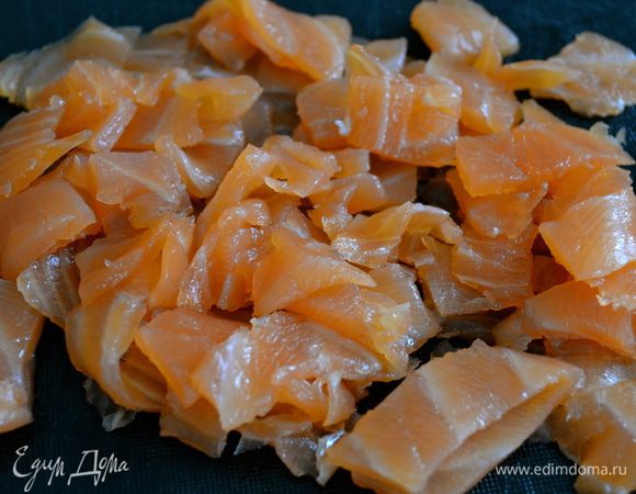 Включить духовку на 180 С. И поставить закипать чайник с водой. Тем временем, нарезать достаточно мелко семгу.