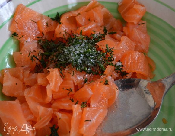 Переложить нарезанную рыбу в глубокую тарелку и добавить к семге мелко нарезанную траву укропа (из-за отсутствия у меня свежего укропа, я использовала замороженный...)