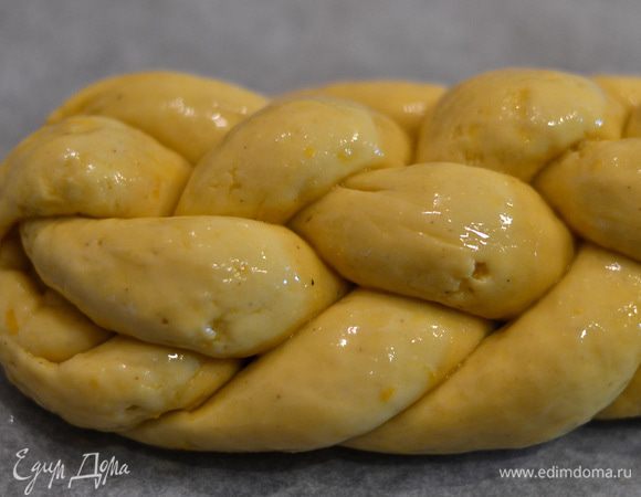Смазать плетенку взбитым яйцом и оставить для подсыхания на 20 минут в теплое место. Затем повторить снова,оставить на 15 минут. Выпекать 25 минут при т. 190 градусов.