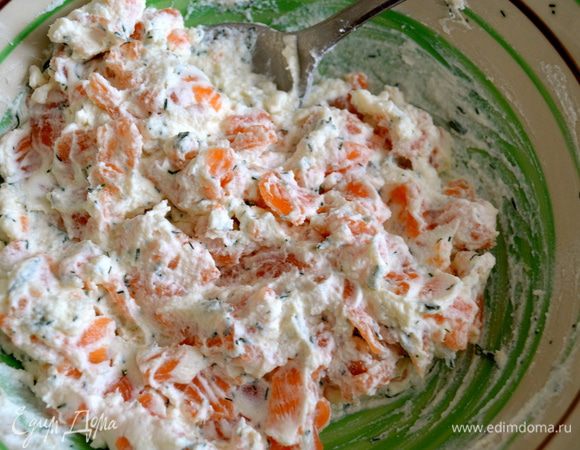 Добавить к семге сыр, типа рикотта... Перемешать.